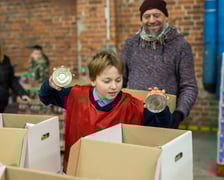 Przygotowywanie paczek świątecznych dla wrocławskich seniorów, Zajezdnia Dąbie, 13 grudnia 2022.