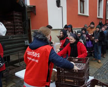 W przededniu Wigilii Bożego Narodzenia na Ostrowie Tumskim rozdano 1200 paczek dla osób w kryzysie bezdomności i bardzo ubogich.