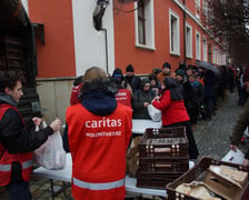 W przededniu Wigilii Bożego Narodzenia na Ostrowie Tumskim rozdano 1200 paczek dla osób w kryzysie bezdomności i bardzo ubogich.