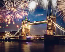 Londyn - A może jednak wyprawa samolotem w nieco dalsze zakątki Europy? Dobrym wyborem z pewnością będzie Sylwester 2022 w Londynie. New Year?s Eve to gwarancja całonocnej zabawy i wielu imprez na Trafalgar?s Square oraz przed pałacem Buckingham. I oczywiście spektakularny pokaz sztucznych ogni wystrzeliwanych spod słynnego London Eye nad Tamizą. Burmistrz Londynu zapowiedział, że tegoroczna impreza będzie ?najlepsza i największa w historii? ? wszak celebracja wraca po dwóch latach przerwy spowodowanej pandemią. ? Koszt noclegu z 31 grudnia 2022 r. na 1 stycznia 2023 r.: od 789 zł za pokój dwuosobowy z prywatną łazienką ? Odległość i czas podróży: ok. 1400 km; 2-2,5 h (samolotem) ? Koszt podróży w jedną stronę samolotem dla dwóch osób: 524 zł