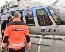 Transport serca do przeszczepu przez policyjny śmigłowiec