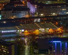 Panorama Wrocławia z Pasażem Zielińskiego nocą.