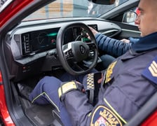 <h2>Jakie warunki trzeba spełniać, aby dostać pracę w Straży Miejskiej we Wrocławiu</h2>
<p>Wymagania niezbędne to:</p>
<ul>
<li>posiadanie polskiego obywatelstwa,</li>
<li>ukończenie 21. roku życia,</li>
<li>posiadanie co najmniej średniego wykształcenia,</li>
<li>nienaganna opinia, niekaralność prawomocnym wyrokiem sądu za ścigane z oskarżenia publicznego umyślnie popełnione przestępstwo lub przestępstwo skarbowe;</li>
<li>korzystanie z pełni praw publicznych,</li>
<li>dobry stan zdrowia, pozwalający na zatrudnienie na stanowisku strażnika miejskiego,</li>
<li>uregulowany stosunek do służby wojskowej (jeżeli podlega kwalifikacji).</li>
</ul>
<p>Wymagania dodatkowe to:</p>
<p>&nbsp;</p>
<ul>
<li>umiejętność pracy w grupie i odporność na stres,</li>
<li>prawo jazdy kategorii B,</li>
<li>komunikatywność, znajomość język&oacute;w obcych,</li>
<li>doświadczenie zawodowe w służbach mundurowych,</li>
<li>umiejętność obsługi komputera,</li>
<li>uprawnienia ratownika medycznego lub ukończony kurs Kwalifikowanej Pierwszej Pomocy,</li>
<li>uprawnienia do pilotowania bezzałogowego statku powietrznego (dron),</li>
<li>patent sternika motorowodnego.</li>
</ul>