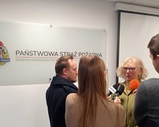 Dolnośląscy strażacy ratownicy po powrocie z misji w Turcji. Grażyna Krause z dziennikarzami