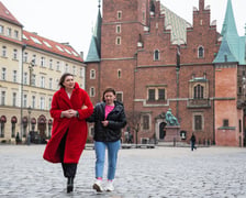 <p>Karina Szymańska-Szewczyk (z lewej) i Natalia, Ukrainka, kt&oacute;rej udzieliła schronienia we Wrocławiu</p>