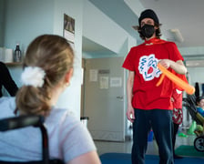 Warsztaty dla małych pacjentów  zorganizowane w ramach projektu "Supersprawni" fundacji Czerwone Noski