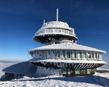 WOM Śnieżka (Wysokogórskie Obserwatorium Meteorologiczne). Przy pięknej pogodzie i dobrej widzialności ze Śnieżki można podziwiać widoki na odległość kilkudziesięciu kilometrów.