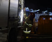 Akcja gaśnicza straży pożarnej w Kiełczowie. Duży pożar na składowisku akumulatorów i baterii