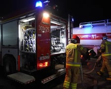 <p>na zdjęciu: Akcja gaśnicza w Kiełczowie, trwała ponad 10 godzin. Teren jest sprawdzany pod kątem zatrucia środowiska szkodliwymi substancjami z płonących akumulatr&oacute;w i baterii</p>