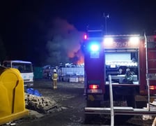 <p>na zdjęciu: Akcja gaśnicza w Kiełczowie, trwała ponad 10 godzin. Teren jest sprawdzany pod kątem zatrucia środowiska szkodliwymi substancjami z płonących akumulatr&oacute;w i baterii</p>