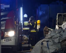 <p>na zdjęciu: Akcja gaśnicza w Kiełczowie, trwała ponad 10 godzin. Teren jest sprawdzany pod kątem zatrucia środowiska szkodliwymi substancjami z płonących akumulatr&oacute;w i baterii</p>