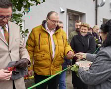 <p>Przygotowania do uroczystego przecięcia wstęgi </p>