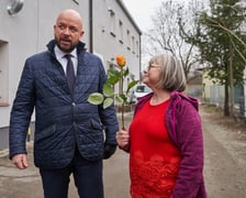 <p>Uroczystość otwarcia nowej siedziby schroniska zbiegło się z Dniem Kobiet. Mieszkanki domu dostały z tej okazji kwiaty </p>