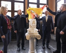 <p>Odsłonięcie popiersia węgierskiego kr&oacute;la Macieja Korwina</p>