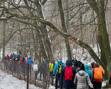 <p>Uczestnicy Dolnośląskiego Marszu Mocy podczas wędr&oacute;wki na Ślężę</p>