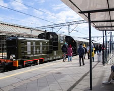 <p class="MsoNormal">Pociąg retro na peronie Dworca Gł&oacute;wnego we Wrocławiu</p>