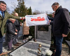 Autobus Ogórek został postawiony na nagrobku Tomasza Surowca - człowieka, który zatrzymał Wrocław w 1980 roku
