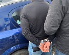 Złodziej samochodów w rękach policji.