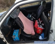 <p>Funkcjonariusze policji z podejrzanym o handel narkotykami mężczyzną&nbsp;</p>