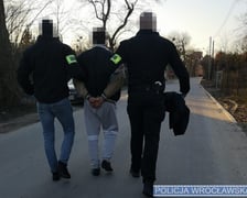 <p>Funkcjonariusze policji z podejrzanym o handel narkotykami mężczyzną&nbsp;</p>