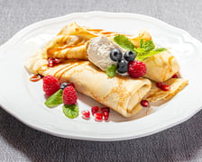 <p>Inndygo &ndash; adres: Pawła Włodkowica 16.</p>
<p><strong>Menu A</strong></p>
<ul>
<li>Przystawka: PRZEDWIOŚNIE, czyli kremowa zupa z zielonego groszku - mięta - popcorn;</li>
<li>Danie gł&oacute;wne: KONOPNY GOŁĄBEK włoska kapusta - hempeat konopny - biała gryka - czarną soczewica beluga - emulsja pietruszkowa - chrust z czerwonej cebuli - sos z włoskich pomidor&oacute;w pelati;</li>
<li>Deser: BABA RUMOWA, mocno nasączona kapitańskim trunkiem, z lodami waniliowymi, cytrusowym marmelo i bezą posypaną pudrem z buraka.</li>
</ul>
<p><strong>Menu B</strong></p>
<ul>
<li>Przystawka: CLAM CHOWDER, czyli amerykańska zupa rybak&oacute;w, pełna smak&oacute;w morza, wyrazista;</li>
<li>Danie gł&oacute;wne: DZIKI GOŁĄB kapusta włoska - mięsem dzika - ryż basmatti - dziki ryż - demi glace - kremem z ricotty - oliwa jałowcowa - ziemia z oliwek;</li>
<li>Deser: BABA RUMOWA, mocno nasączona kapitańskim trunkiem, z lodami waniliowymi, cytrusowym marmelo i bezą posypaną pudrem z buraka.</li>
</ul>