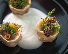 <p>Concordia Taste Wrocław &ndash; adres: wyspa Słodowa 7.</p>
<p><strong>Menu A</strong></p>
<ul>
<li>Przystawka: Pierogi ze szparagami i śmietankowym twarogiem ze Ślubowa / Bisque / marynowane raki* / hibiskus *gości, kt&oacute;rzy zechcą zamienić marynowane raki na skwarki z tofu prosimy o taką adnotację przy wyborze menu;</li>
<li>Danie gł&oacute;wne: Dynia pieczona z ziołami / ziemniaczane rosti / czerwona kapusta / śliwka / fiołkowa beza;</li>
<li>Deser: Cytryna / migdały / mandarynka / melisa.</li>
</ul>
<p><strong>Menu B</strong></p>
<ul>
<li>Przystawka: Kołduny z cielęciną, truflą i kremowym twarożkiem ze Ślubowa / smażone smardze / jogurt własnego wyrobu / koperek;</li>
<li>Danie gł&oacute;wne: Konfitowane kacze udo / śliwki / ziemniaczane rosti / czerwona kapusta / fiołkowa beza;</li>
<li>Deser: Cytryna / migdały / mandarynka / melisa.</li>
</ul>