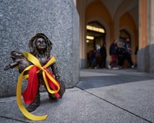 Odsłonięcie figurek dwóch krasnali - Wolontariusza i Uchodźczyni. Wrocław, 24.03.2023