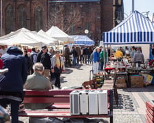 Giełda staroci pod katedrą Marii Magdaleny