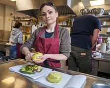 <p>Ania gotuje wieprzowinę z mango</p>