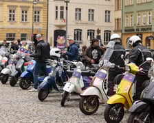 Zlot skuterów Vespa na placu Solnym we Wrocławiu