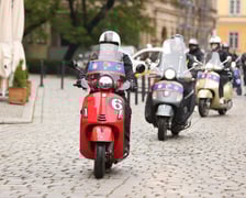 Zlot skuterów Vespa na placu Solnym we Wrocławiu