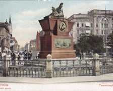 <p><strong>Pomnik Friedricha Bogislava von Tauentziena</strong></p>
<p class="MsoNormal">Friedrich Bogislav von Tauentzien (1710-1791) &ndash; <strong>dow&oacute;dca obrony Wrocławia przed wojskami austriackimi podczas wojny siedmioletnie</strong>j, dow&oacute;dca garnizonu wrocławskiego.</p>
<p class="MsoNormal"><strong>Pomnik nagrobny z 1795 roku ufundował syn generała.</strong> W 1807 roku zdobywca Wrocławia, Hieronim Bonaparte wytyczył tu plac (obecny plac Kościuszki), kt&oacute;ry nakazał nazwać imieniem Tauentziena. Rozkazał także zachować pomnik.</p>
<p class="MsoNormal"><strong>W 1945 roku pomnik został zniszczony przez ekipę rozbi&oacute;rkową</strong>. Jak podaje Hannibal Smoke (&bdquo;Niewidzialne miasto. Wrocław, kt&oacute;ry przestał istnieć&rdquo;), ekipą tą osobiście kierował prezydent Wrocławia Bolesław Drobner. Uczestnicy akcji mieli podzielić się łupem, a Drobner miał zatrzymać na pamiątkę kapelusz i szpadę Tauentziena.</p>