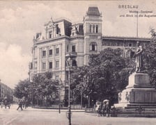 <p><strong>Pomnik feldmarszałka Helmuta von Moltke</strong></p>
<p>Helmut Karl Bernhard von Moltke (1800-1891) - <strong>szef pruskiego sztabu generalnego</strong>. Zaplanował i zrealizował kampanie wojenne przeciw Danii (1864), Austrii (1866) i Francji (1870-71). Uważany za wybitnego stratega i jednego z autor&oacute;w zjednoczenia Niemiec.&nbsp;</p>
<p>Kilka lat przed śmiercią Moltke kupił majątek Krzyżowa koło Świdnicy na Dolnym Śląsku, gdzie został pochowany.&nbsp;</p>
<p>Jego pomnik około roku 1930 miał zostać przeniesiony i postawiony obok jednostki wojskowej przy Pretficza. Usunięty w 1945 roku.&nbsp;</p>