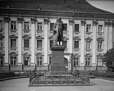 <p>Pomnik Karla Gottlieba Svareza</p>
<p>Karl Gottlieb Svarez (1746-1798) - <strong>pochodzący z Dolnego Śląska prawnik i minister sprawiedliwości w pruskim rządzie.</strong> Kształtował przepisy prawa tak, by ograniczać wpływ monarchy na sądownictwo.&nbsp;</p>
<p>Jego pomnik przy placu Nankiera nie przetrwał II wojny światowej.</p>