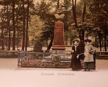 <p>Pomnik Karla von Holteia</p>
<p>Karl Eduard von Holtei (1798-1880) - <strong>wrocławski poeta, pisarz, aktor i reżyser teatralny</strong>. Przyjaciel i tłumacz utwor&oacute;w Adama Mickiewicza.</p>
<p>W jego tw&oacute;rczości pojawiały się wątki inspirowane sprawami polskimi. Był autorem sztuk takich jak "<strong>Stary W&oacute;dz</strong>" (o Tadeuszu Kościuszce),&nbsp; "<strong>Stanisław</strong>" (o Stanisławie Auguście Poniatowskim) czy "<strong>Ostatni Polak</strong>". W powojennym Wrocławiu żadna z nich nie została przełożona na język polski ani wystawiona w teatrze.&nbsp;</p>
<p>Popiersie Holteia stało na Wzg&oacute;rzu Polskim, gdzie uwielbiał przesiadywać na ławce. Nie przetrwało II wojny światowej.</p>