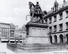 <p>Pomnik Fryderyka Wielkiego&nbsp;</p>
<p>Friedrich II von Hochenzollern (1712-1786) - <strong>kr&oacute;l Prus. Zdobywca Śląska</strong>. Gł&oacute;wny inicjator drugiego rozbioru Rzeczpospolitej, w wyniku kt&oacute;rego Prusy zagarnęły Warmię i Prusy Kr&oacute;lewskie.</p>
<p>Pomnik został w 1944 roku ukryty przez Niemc&oacute;w w Lesie Osobowickim. <strong>Odnaleziony w 1947, sprzedany do odlewni dzwon&oacute;w i przetopiony</strong>. Odpowiedzialne za to osoby usłyszały wyroki 2 lat więzienia.&nbsp;&nbsp;</p>