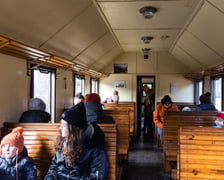 Zwiedzanie ekspozycji zabytkowych lokomotyw i wagonów / zdjęcie archiwalne