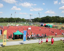 <p>Stadion Olimpijski podczas Festynu Sportowo-Rekreacyjnego &bdquo;Przewietrz się na Olimpijskim z AWF Wrocław&rdquo;. W oddali widać ludzi. Zdjęcia z festynu z 2019 r.</p>