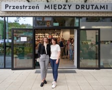 Dzewiarki: Dagna Zielińska i Katarzyna Kacprzak podczas otwarcia Przestrzeni Między Drutami
