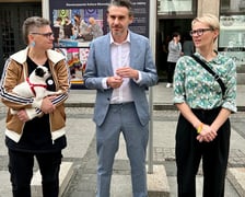 <p class="MsoNormal">Na zdjęciu obecni na otwarciu wystawy: (od lewej) Anna Smarzyński, wsp&oacute;łorganizator Marszu R&oacute;wności; Bartłomiej Ciążyński, wiceprezydent Wrocławia; Alina Szeptycka, pełnomocniczka prezydenta Wrocławia ds. r&oacute;wnego traktowania</p>
<p class="MsoNormal">&nbsp;</p>