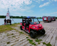 Przewrócona żaglówka przy Moście Milenijnym. Uratowano dwóch mężczyzn, interweniowały służby