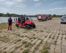 Przewrócona żaglówka przy Moście Milenijnym. Uratowano dwóch mężczyzn, interweniowały służby