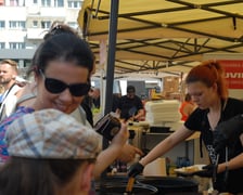 <p>Tłumy na Festiwalu Azjatyckim, Festiwalu Smak&oacute;w Świata i Festiwalu Piwa, Wina i Trunk&oacute;w Rzemieślniczych na placu Nowy Targ</p>