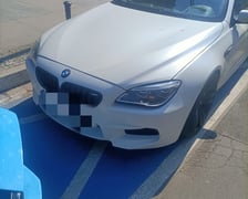 Nieprzepisowo zaparkowane auta na kopercie dla osób z niepełnosprawnością