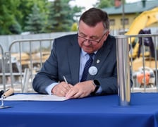 Uroczystość wmurowania aktu erekcyjnego pod nowy budynek szkoły w Pustkowie Żurawskim. Wójt Kobierzyc Ryszard Pacholik