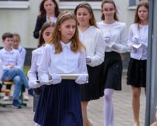 Uroczystość wmurowania aktu erekcyjnego pod nowy budynek szkoły w Pustkowie Żurawskim