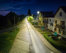 Żmigród nocą. Panorama miasta w świetle nowych lamp ulicznych