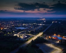 Żmigród nocą. Panorama miasta w świetle nowych lamp ulicznych