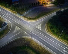 Żmigród nocą. Panorama miasta w świetle nowych lamp ulicznych