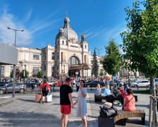 <p>Lw&oacute;w. Podr&oacute;żni przed dworcem kolejowym</p>